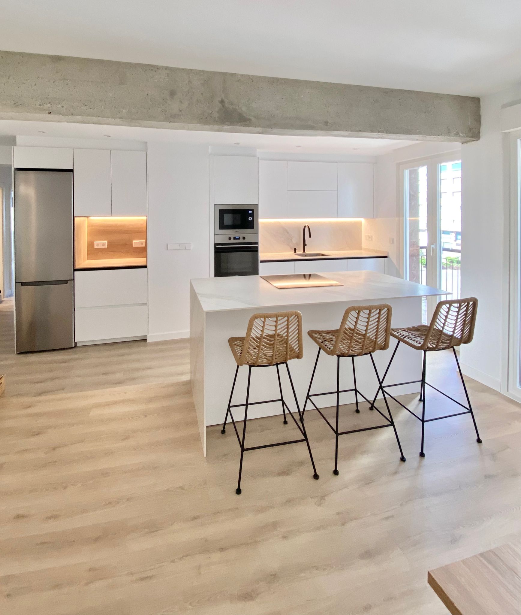 Comedor moderno con vitrina iluminada y mesa de madera